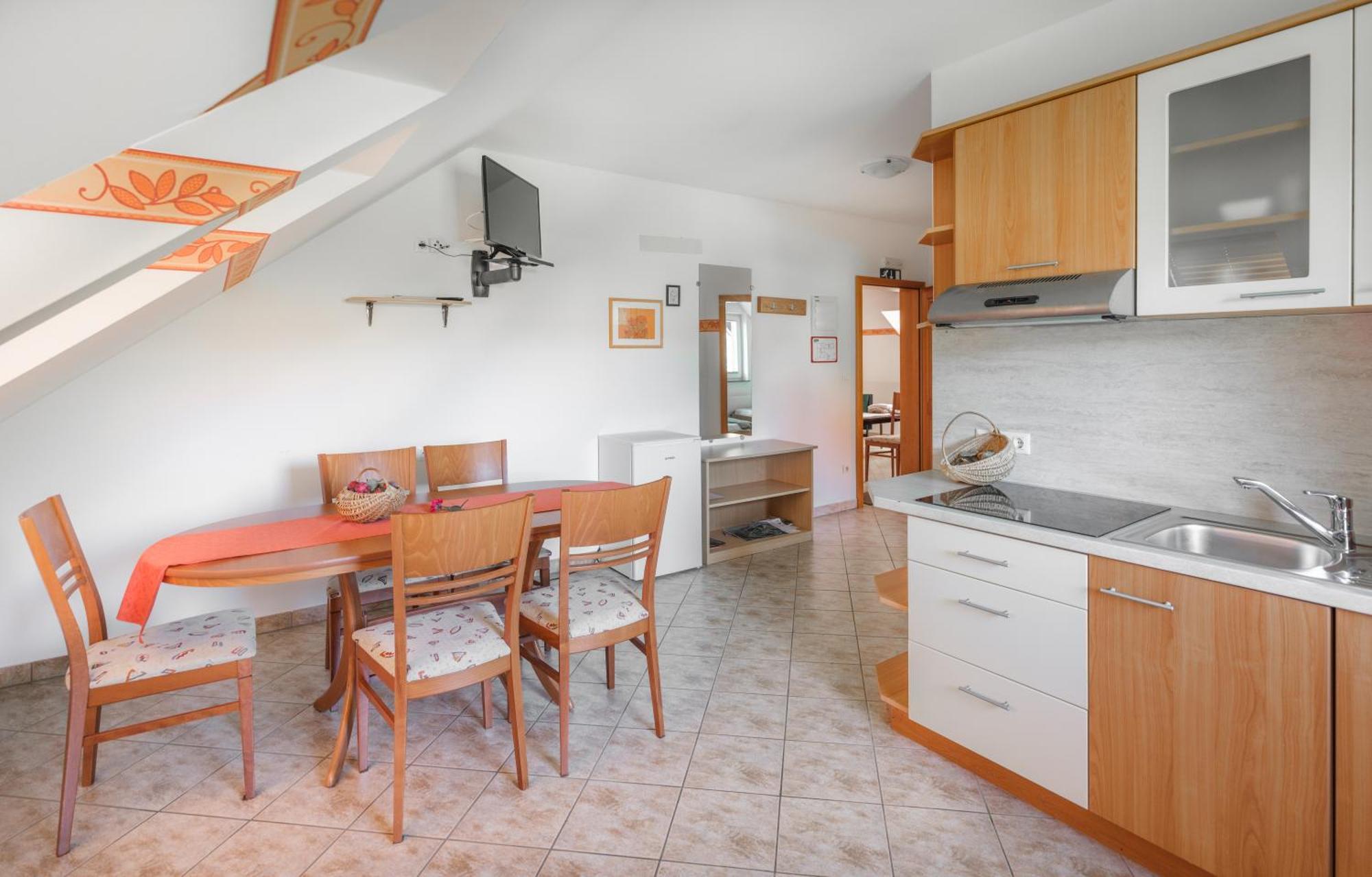 Apartments Suster Stari Trg ob Kolpi Exteriör bild