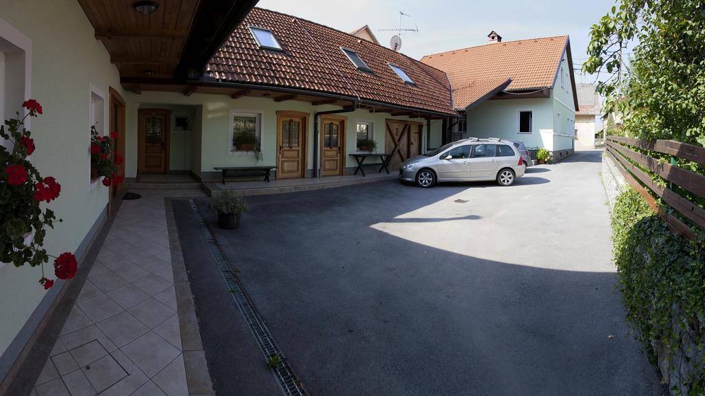 Apartments Suster Stari Trg ob Kolpi Exteriör bild